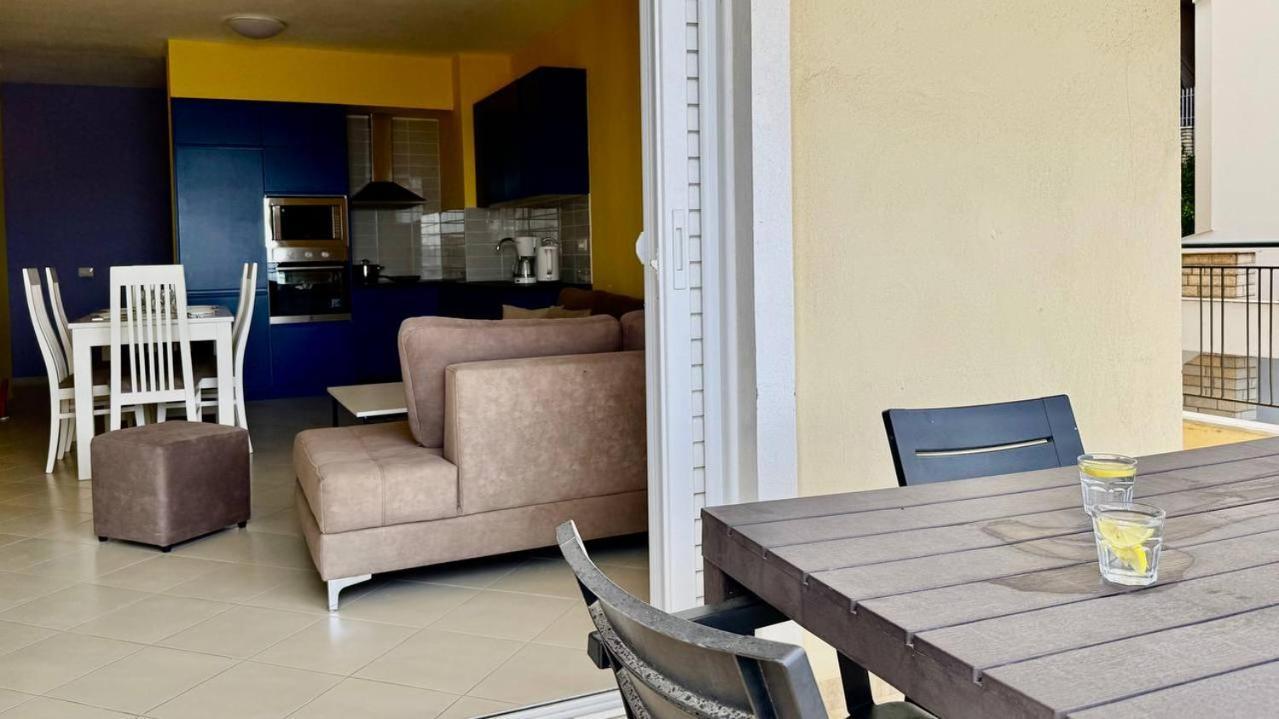 Colorful Sea View Apartment ساراندا المظهر الخارجي الصورة