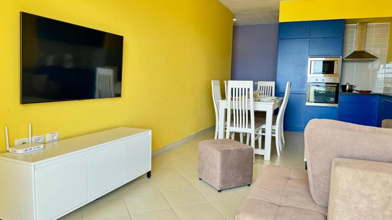 Colorful Sea View Apartment ساراندا المظهر الخارجي الصورة