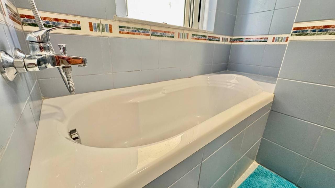Colorful Sea View Apartment ساراندا المظهر الخارجي الصورة