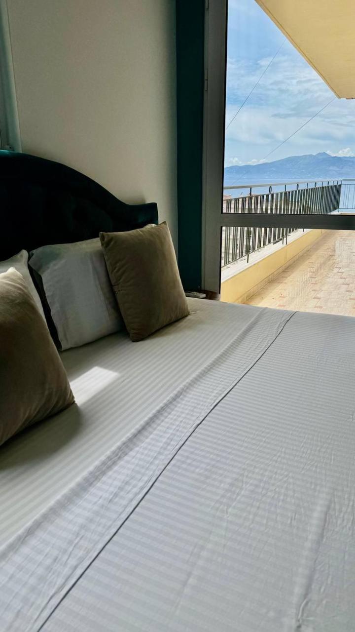 Colorful Sea View Apartment ساراندا المظهر الخارجي الصورة