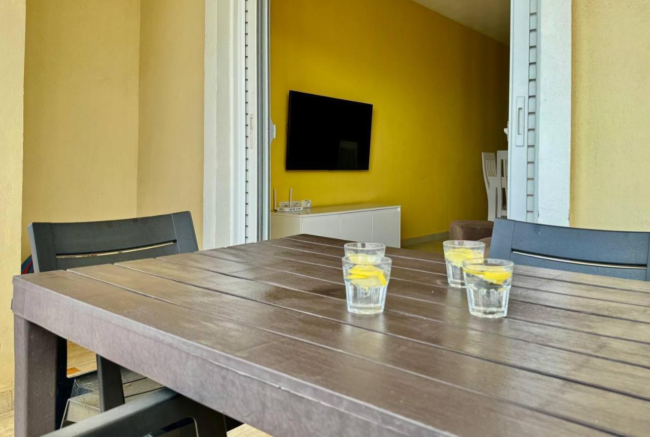 Colorful Sea View Apartment ساراندا المظهر الخارجي الصورة